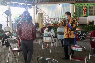 petugas mengatur--13